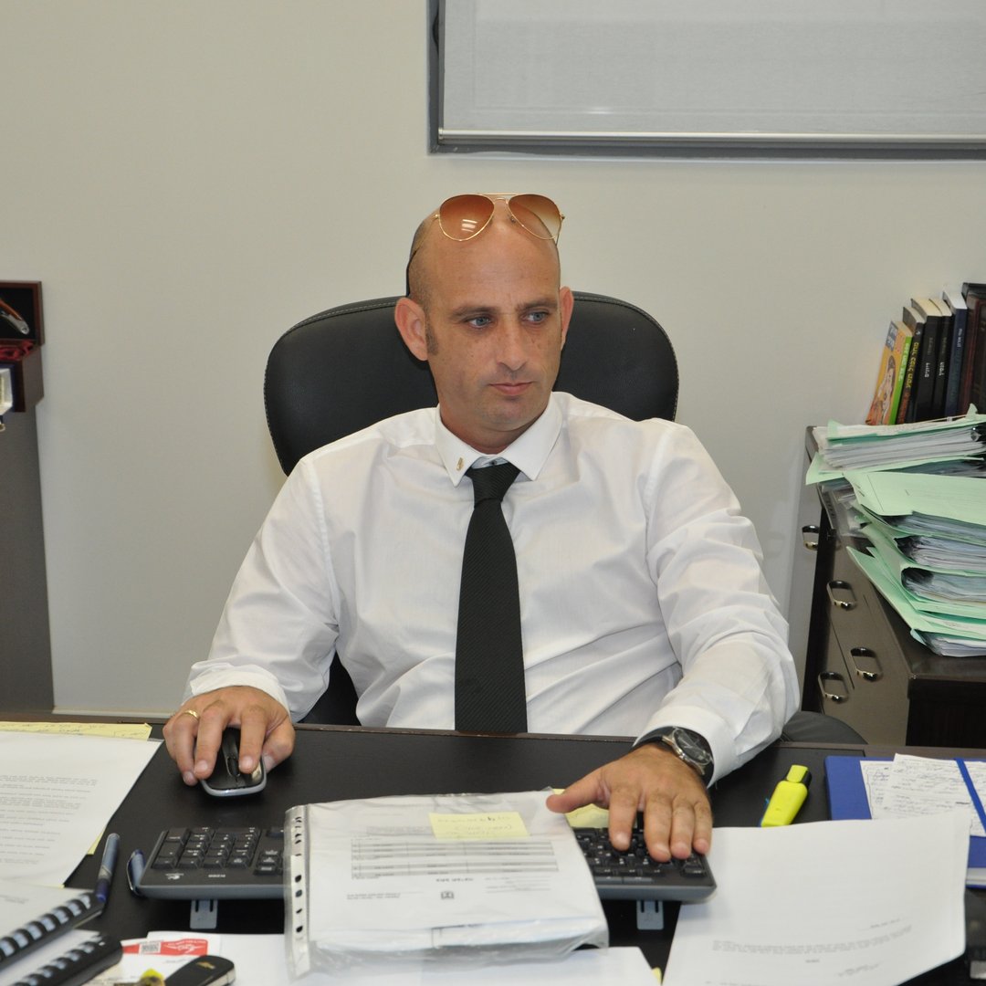 עורך דין עופר כגן במשרדו בהוד השרון